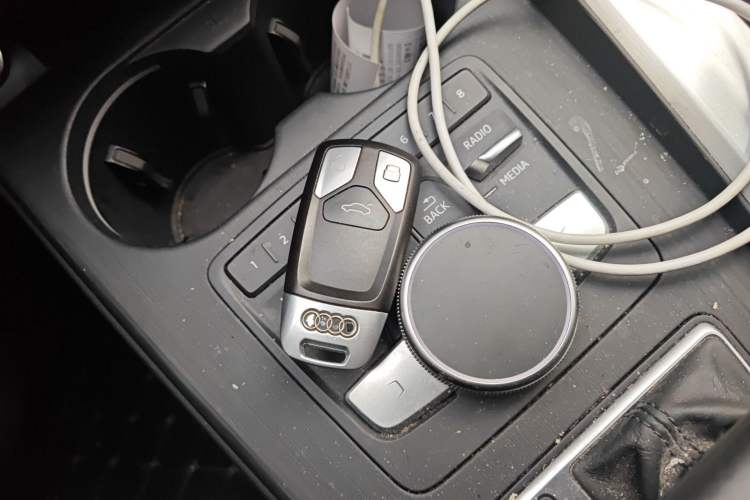 Used Audi A4L 2019 40 TFSI Fashion Edition China VI Emission Standard Vehicle Key