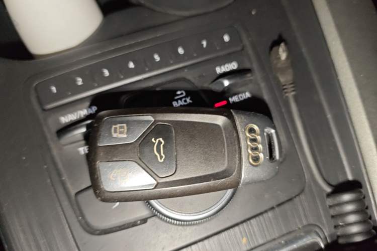 Used Audi A4L 2019 40 TFSI Fashion Edition China VI Emission Standard Vehicle Key