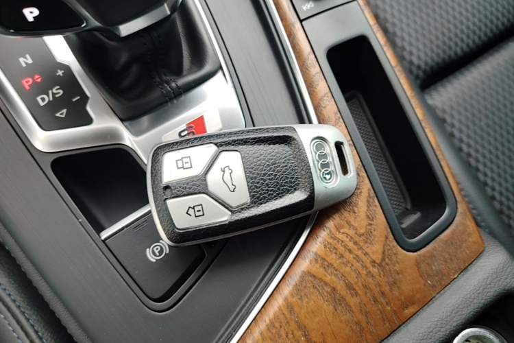 Used Audi A4L 2019 40 TFSI Sporty Version China VI Vehicle Key