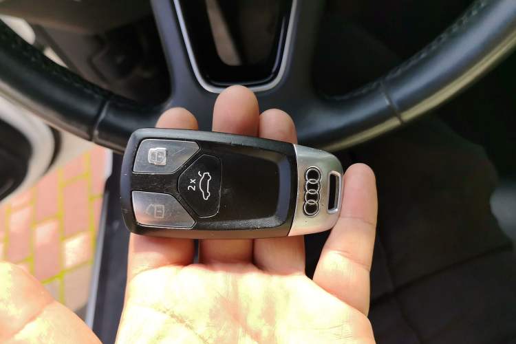 Used Audi A4L 2019 40 TFSI Ambition China VI Vehicle Key