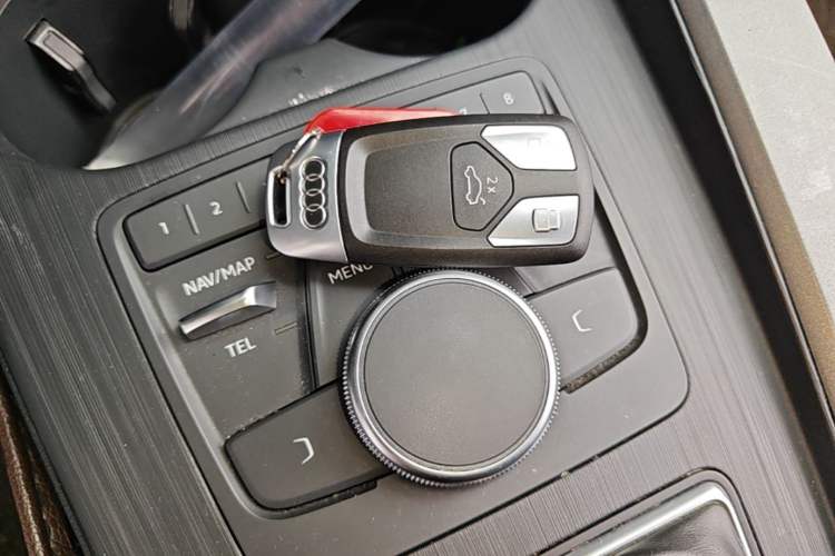 Used Audi A4L 2019 40 TFSI Ambition China VI Vehicle Key