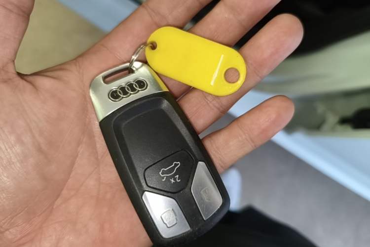 Used Audi A4L 2019 40 TFSI Ambition China VI Vehicle Key