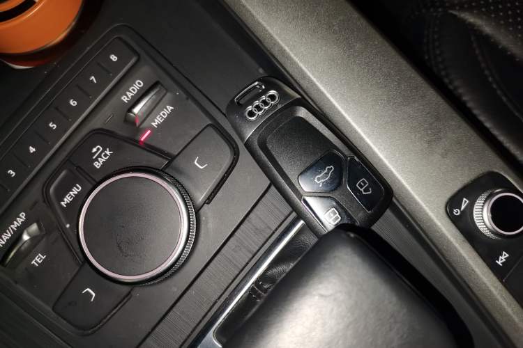 Used Audi A4L 2019 40 TFSI Ambition China VI Vehicle Key