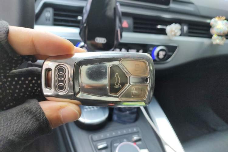 Used Audi A4L 2019 40 TFSI Fashion Edition China VI Emission Standard Vehicle Key
