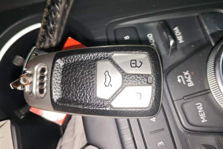 Used Audi A4L 2019 40 TFSI Fashion Edition China VI Emission Standard Vehicle Key