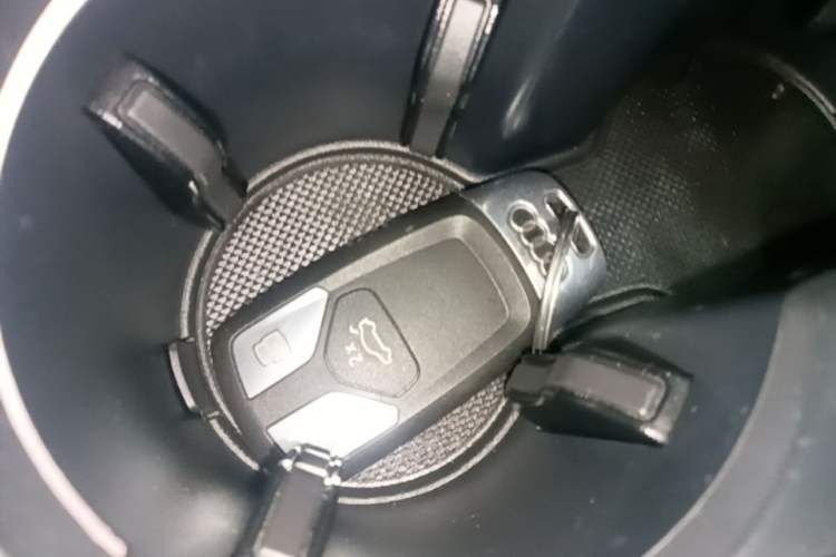 Used Audi A4L 2019 40 TFSI Fashion Edition China VI Emission Standard Vehicle Key