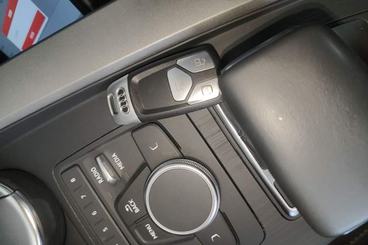 Used Audi A4L 2019 40 TFSI Ambition China VI Vehicle Key