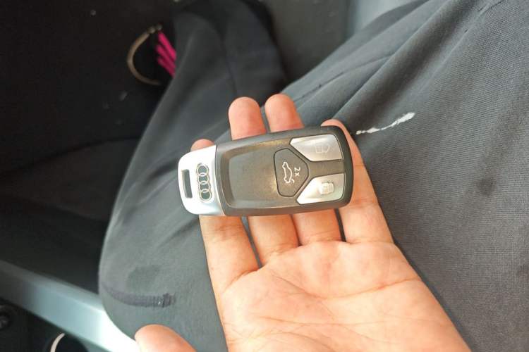 Used Audi A4L 2019 45 TFSI quattro Individual Sport Edition China VI Vehicle Key