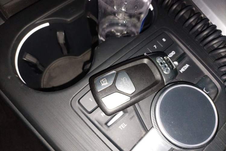 Used Audi A4L 2019 40 TFSI Fashion Edition China VI Emission Standard Vehicle Key