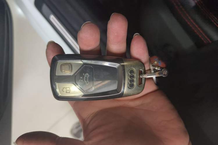 Used Audi A4L 2019 40 TFSI Ambition China VI Vehicle Key