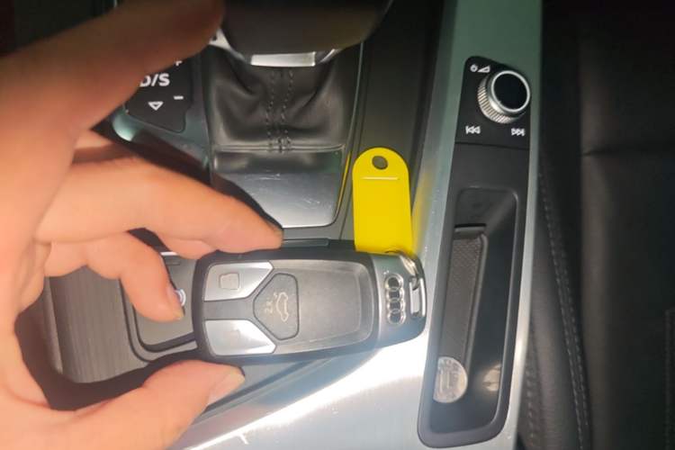 Used Audi A4L 2019 40 TFSI Fashion Edition China VI Emission Standard Vehicle Key