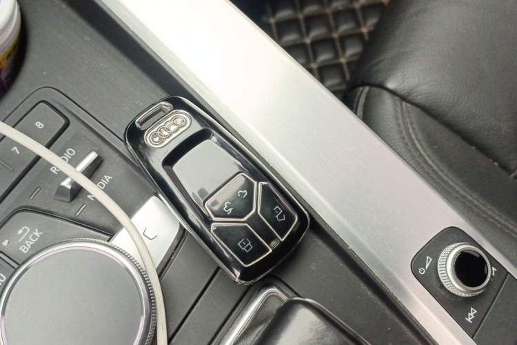 Used Audi A4L 2019 40 TFSI Fashion Edition China VI Emission Standard Vehicle Key