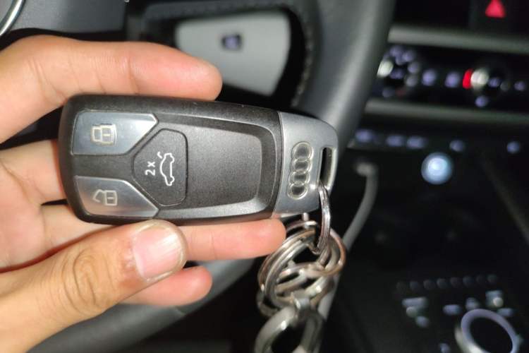 Used Audi A4L 2019 40 TFSI Ambition China VI Vehicle Key