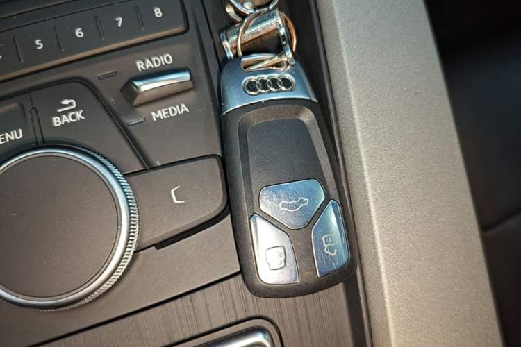 Used Audi A4L 2019 40 TFSI Ambition China VI Vehicle Key