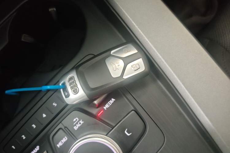 Used Audi A4L 2019 40 TFSI Ambition China VI Vehicle Key
