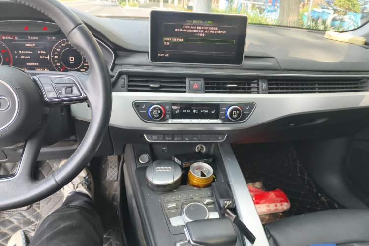 Used Audi A4L 2019 40 TFSI Fashion Edition China VI Emission Standard Audio And AC Panel