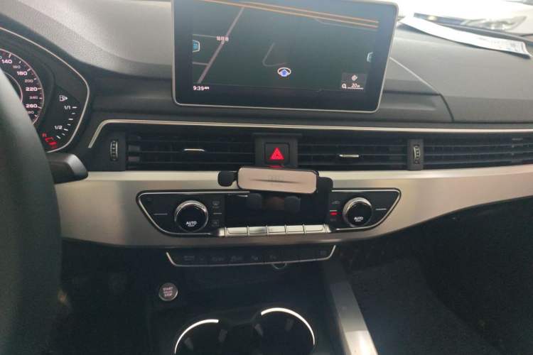 Used Audi A4L 2019 40 TFSI Fashion Edition China VI Emission Standard Audio And AC Panel