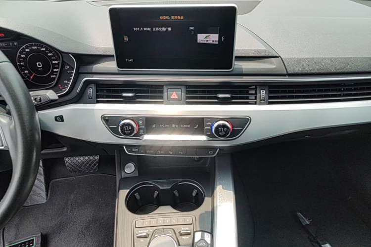 Used Audi A4L 2019 40 TFSI Fashion Edition China VI Emission Standard Audio And AC Panel