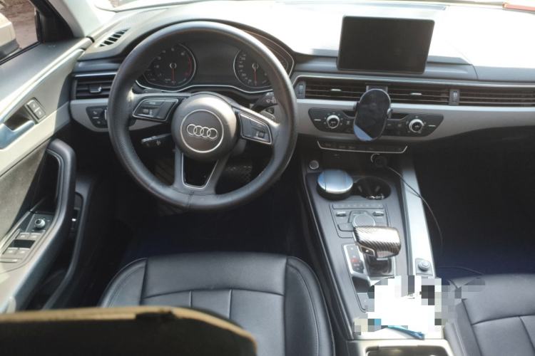 Used Audi A4L 2019 40 TFSI Fashion Edition China VI Emission Standard Center Console