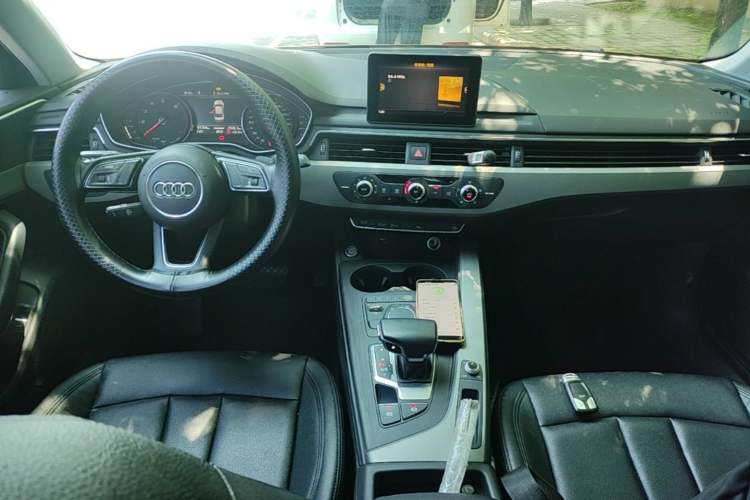 Used Audi A4L 2019 40 TFSI Ambition China VI Center Console