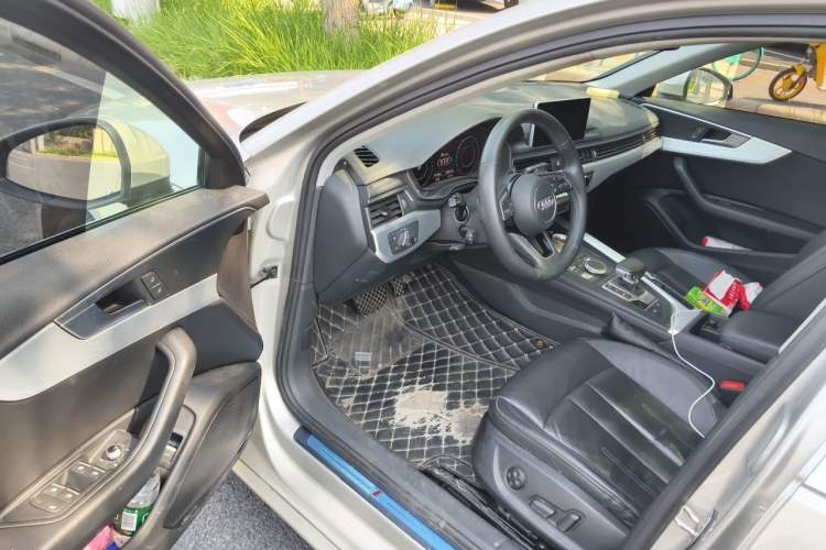 Used Audi A4L 2019 40 TFSI Fashion Edition China VI Emission Standard Driver Seat