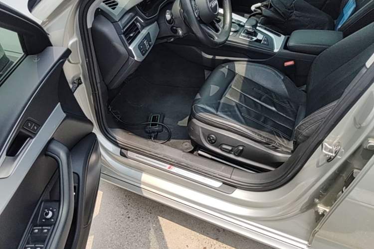 Used Audi A4L 2019 40 TFSI Fashion Edition China VI Emission Standard Driver Seat
