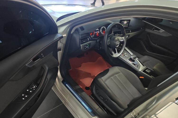 Used Audi A4L 2019 40 TFSI Ambition China VI Driver Seat