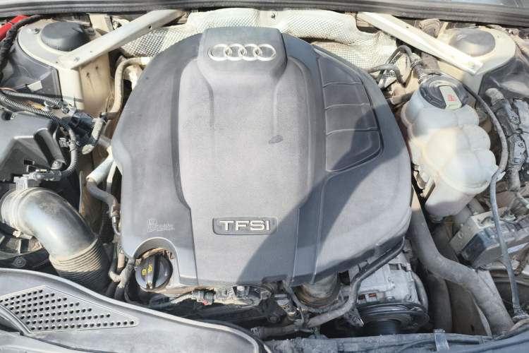 Used Audi A4L 2019 40 TFSI Fashion Edition China VI Emission Standard Engine Bay