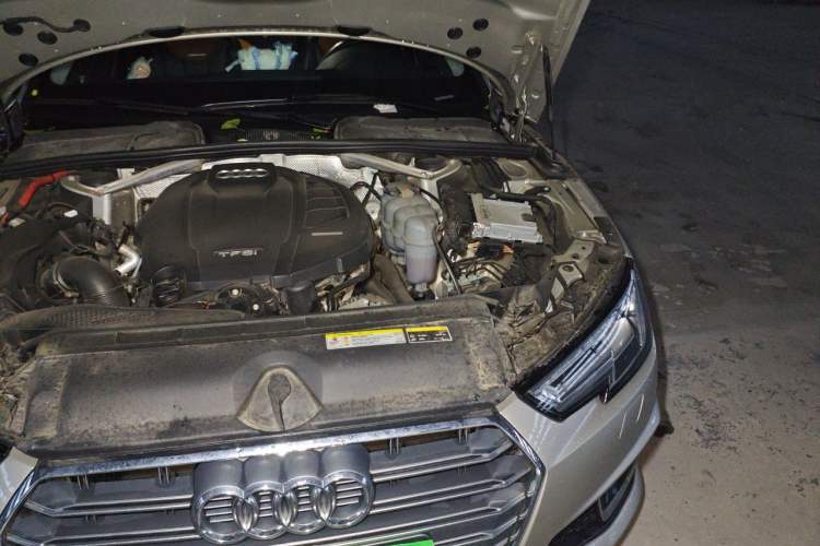 Used Audi A4L 2019 40 TFSI Fashion Edition China VI Emission Standard Engine Bay Left