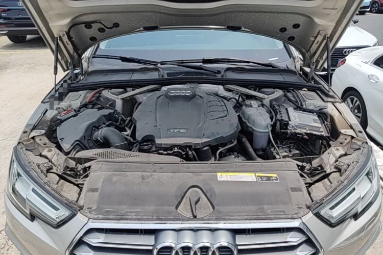 Used Audi A4L 2019 40 TFSI Fashion Edition China VI Emission Standard Engine Bay