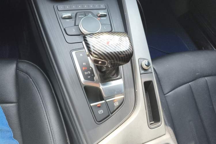 Used Audi A4L 2019 40 TFSI Fashion Edition China VI Emission Standard Gear Lever