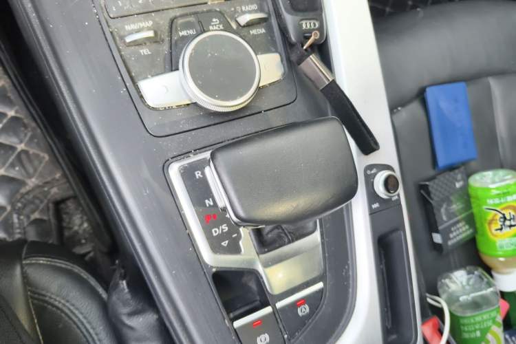 Used Audi A4L 2019 40 TFSI Fashion Edition China VI Emission Standard Gear Lever