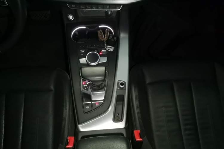 Used Audi A4L 2019 40 TFSI Fashion Version China V Gear Lever