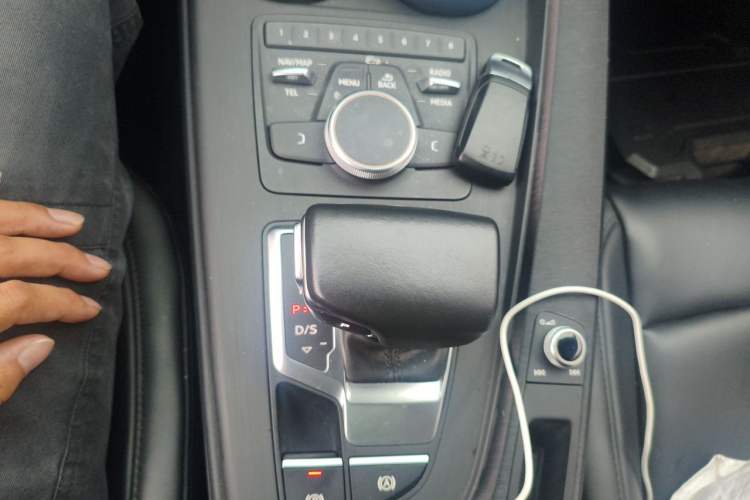Used Audi A4L 2019 40 TFSI Ambition China VI Gear Lever