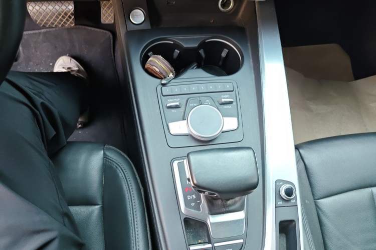 Used Audi A4L 2019 40 TFSI Fashion Version China V Gear Lever
