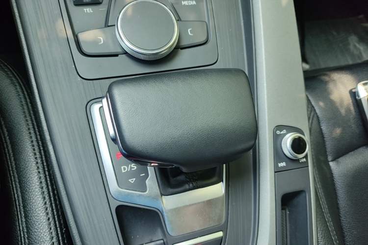 Used Audi A4L 2019 40 TFSI Ambition China VI Gear Lever