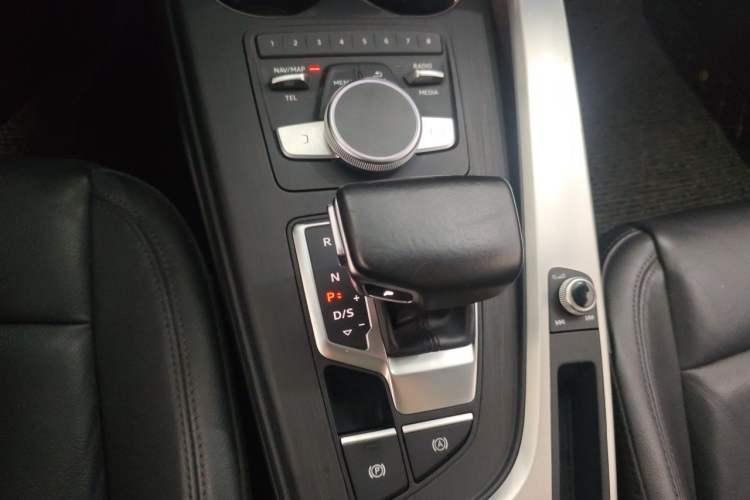 Used Audi A4L 2019 40 TFSI Fashion Edition China VI Emission Standard Gear Lever