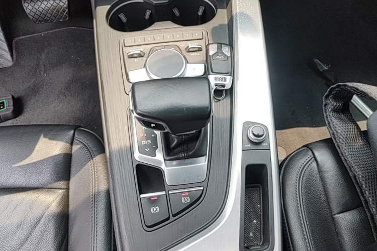 Used Audi A4L 2019 40 TFSI Fashion Edition China VI Emission Standard Gear Lever