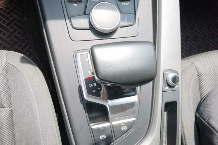 Used Audi A4L 2019 40 TFSI Ambition China VI Gear Lever
