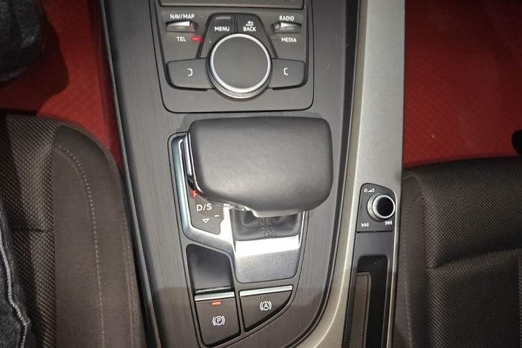 Used Audi A4L 2019 40 TFSI Ambition China VI Gear Lever
