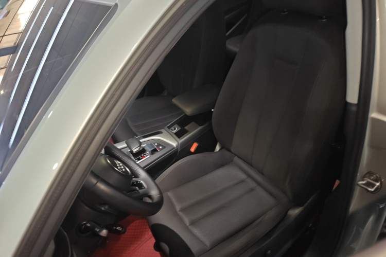 Used Audi A4L 2019 40 TFSI Ambition China VI Left Front Seat