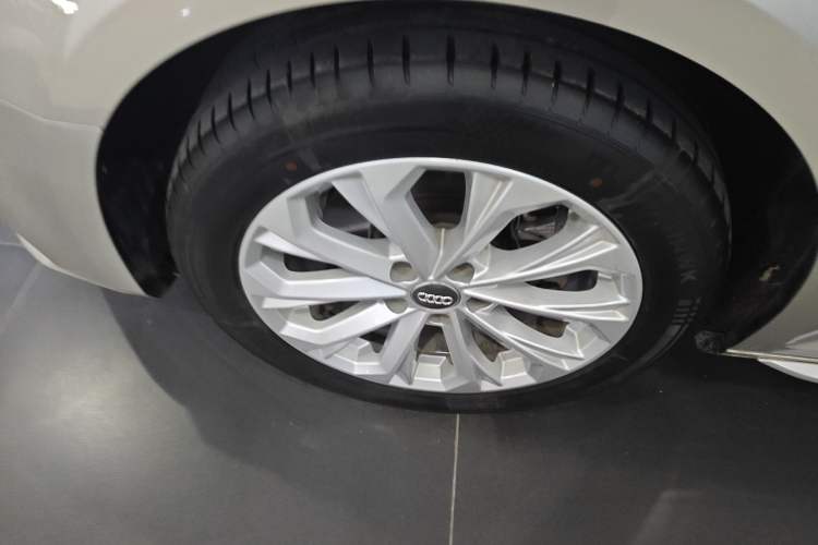 Used Audi A4L 2019 40 TFSI Ambition China VI Left Front Wheel Hub