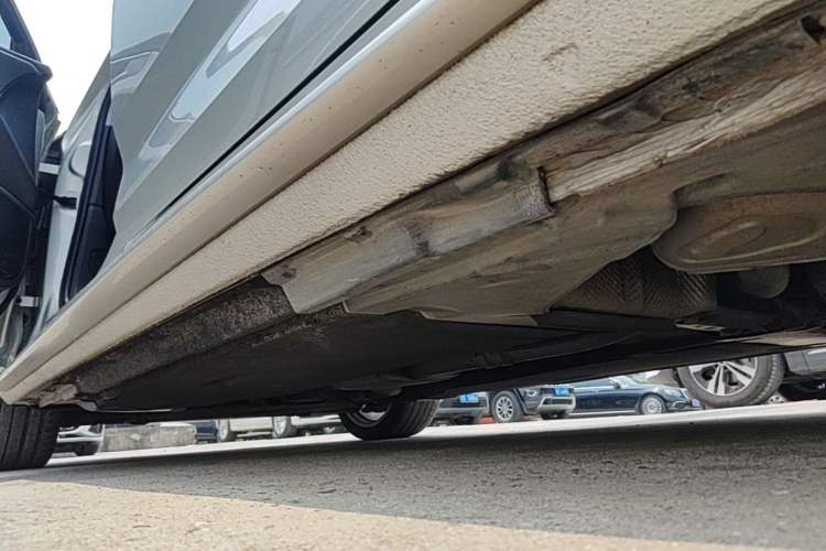 Used Audi A4L 2019 40 TFSI Fashion Edition China VI Emission Standard Left Side Sill