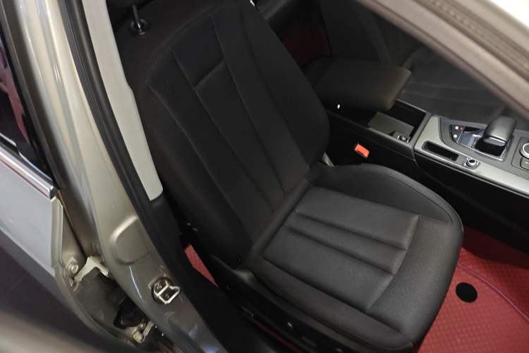 Used Audi A4L 2019 40 TFSI Ambition China VI Right Front Seat