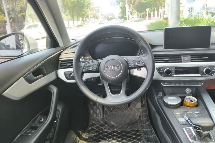 Used Audi A4L 2019 40 TFSI Fashion Edition China VI Emission Standard Steering Wheel
