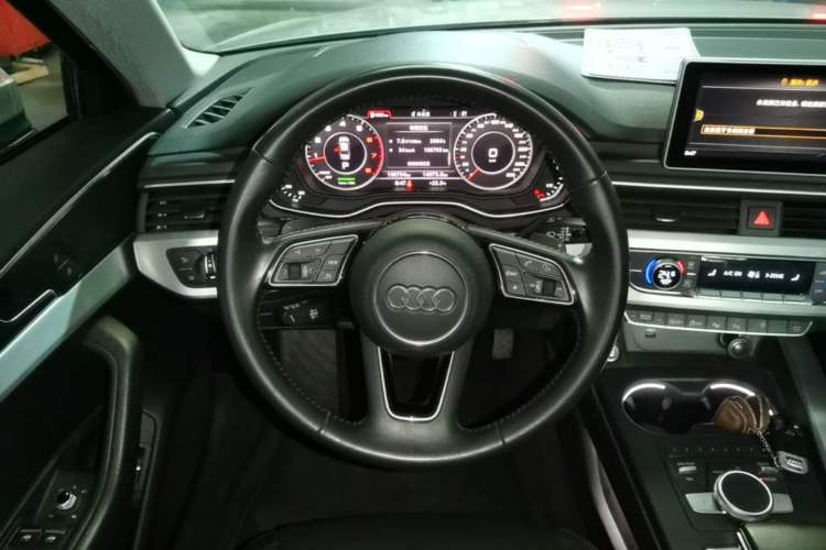 Used Audi A4L 2019 40 TFSI Fashion Version China V Steering Wheel
