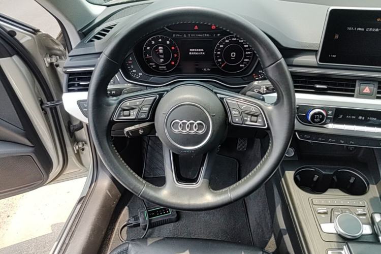 Used Audi A4L 2019 40 TFSI Fashion Edition China VI Emission Standard Steering Wheel
