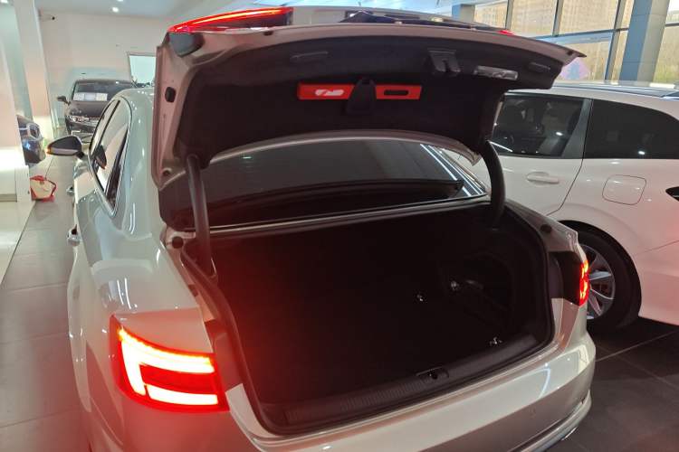 Used Audi A4L 2019 40 TFSI Ambition China VI Trunk