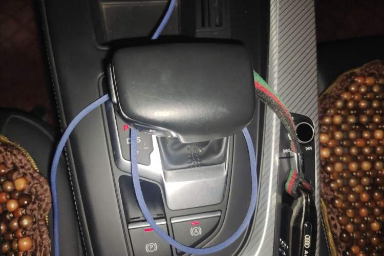 Used Audi A4L 2020 40 TFSI Fashionable and Elegant Model Gear Lever