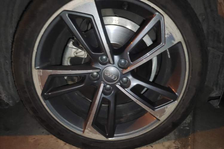 Used Audi A4L 2020 40 TFSI Fashionable and Elegant Model Right Front Wheel Hub